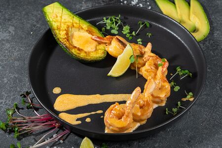 Креветки том ям с авокадо гриль