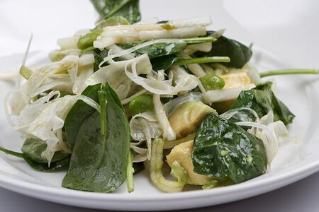 Зелёный салат с авокадо, грушей и фенхелем