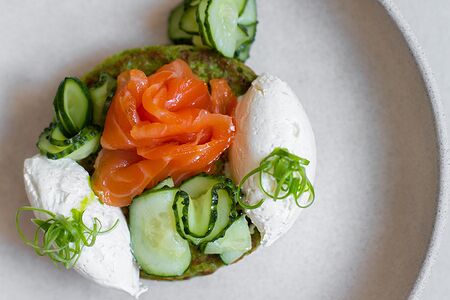 Укропные блинчики с лососем и муссом из хрена