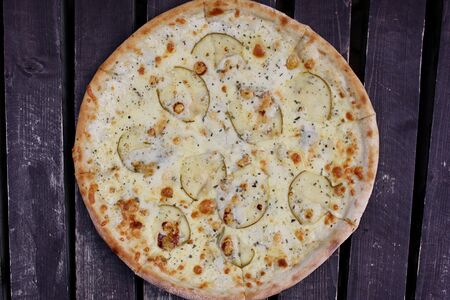 Пицца с грушей и горгонзолой