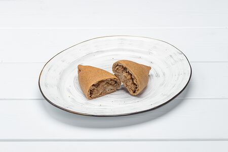 Ржаной пирожок с капустой