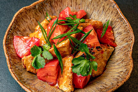 Салат Хрустящие баклажаны, томаты и листья кинзы