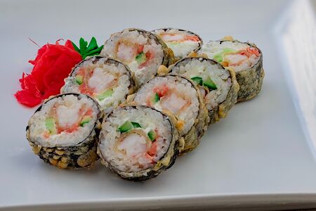 Темпура ролл с креветками и лососем