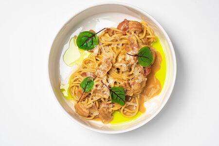 Паста с беконом и перечным соусом