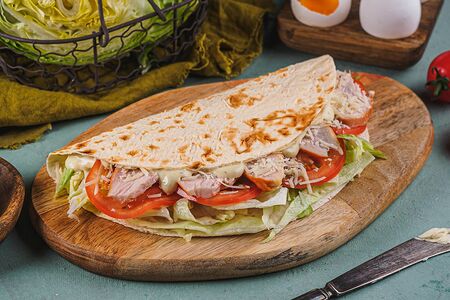 Кыстыбургер с запеченной курицей и соусом Цезарь