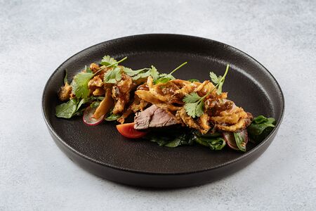 Китайский салат с маринованной телятиной и хворостом из вешенок