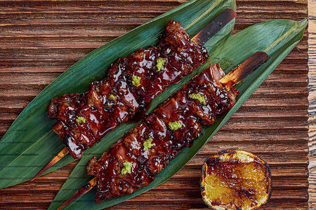 Стриплойн с луковым мисо-дрессингом и васаби