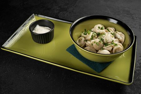 Пельмени по-домашнему со сметаной и зеленью