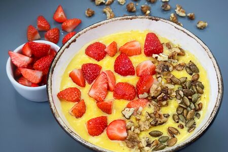 Пшенная каша с тыквой, клубникой и грецким орехом