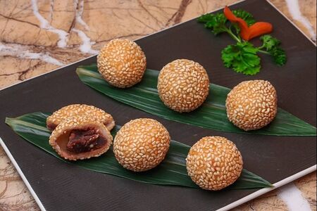 Пончики из рисовой муки в кунжуте