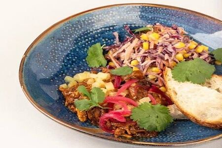 Рваная свинина с коул слоу