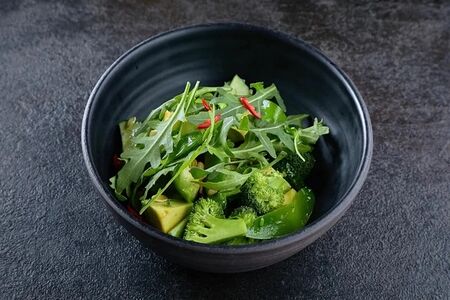 Зеленый салат с авокадо