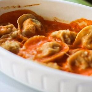 Запеченные пельмени с говядиной и зирой в томатном соусе