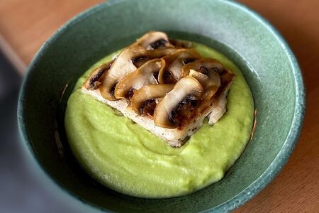 Жареный муксун с пюре из брокколи