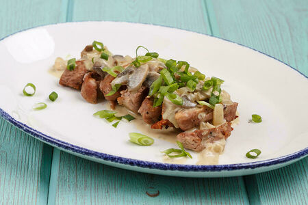 Свиная вырезка в грибном соусе