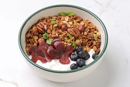 Гранола со свежими ягодами