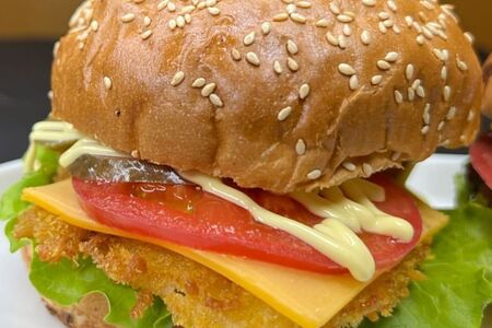 Бургер с куриным стейком