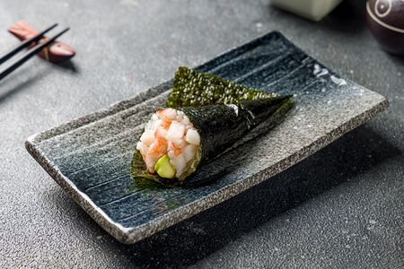 Хенд-ролл с тигровой креветкой