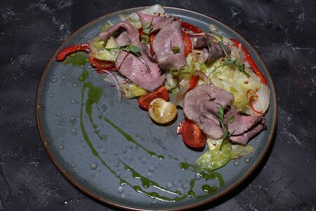 Салат с ростбифом и хрустящими овощами