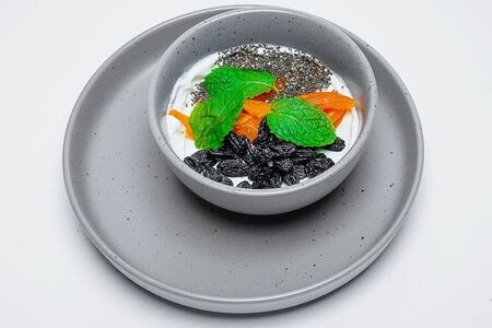 Взбитый творог с сухофруктами и мятой