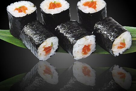 Острый ролл с лососем