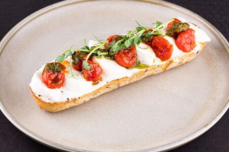 Брускетта с томатами и моцареллой