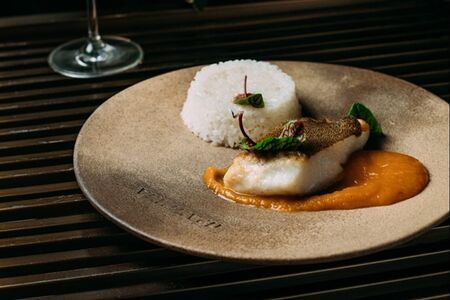 Филе палтуса с белым рисом и тыквенным соусом