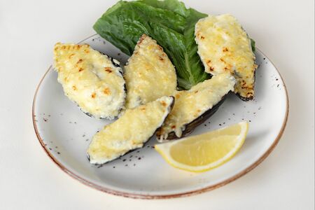 Мидии под сыром