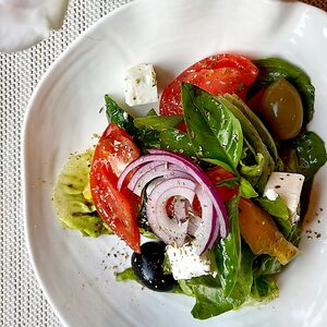 Салат Греческий с козьим сыром
