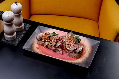 Брускетта с ростбифом