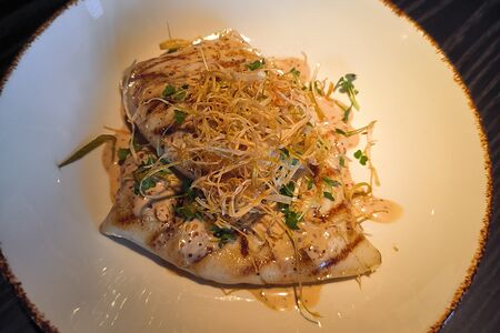 Кальмары гриль с ореховым соусом