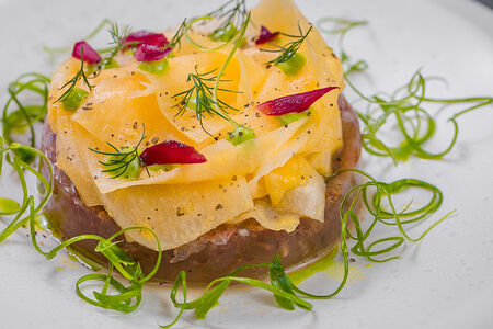 Холодец из языка с белой маринованной редькой