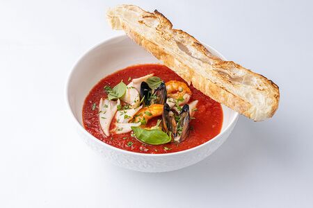 Томатный суп с морепродуктами