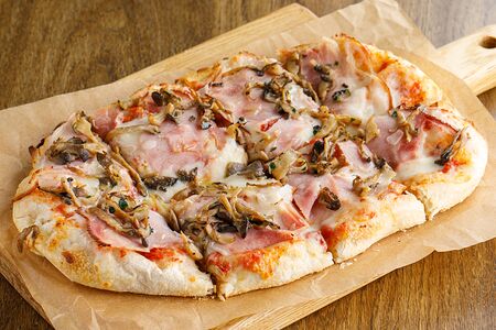 Пицца с ветчиной и грибами