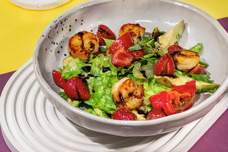 Салат с креветкой, авокадо и клубникой