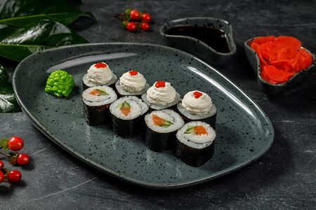 Ролл с лососем и огурцом под сливочным сыром