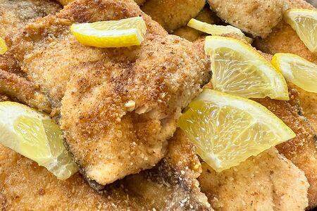 Горбуша, жаренная в сухарях
