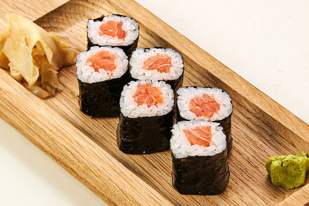 Роллы с лососем