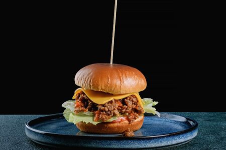 Говяжий бургер с соусом болоньезе
