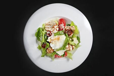 Салат Цезарь с курицей и яйцом пашот