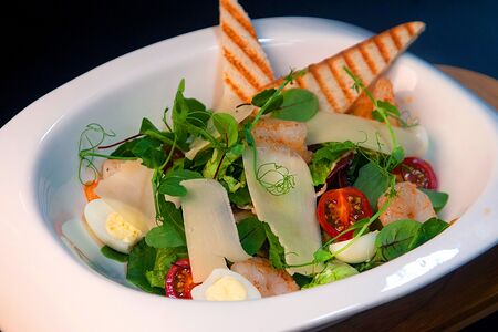 Салат Цезарь с креветкой