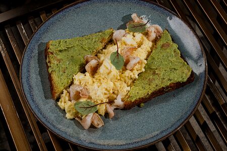 Скрембл с креветками 