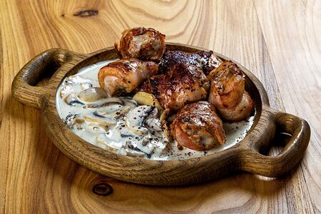 Медальоны из свинины в грибном соусе