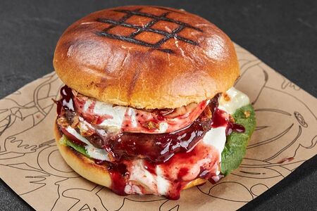 Бургер с мраморной котлетой и камамбером