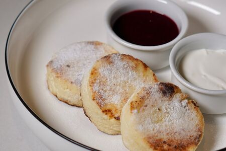 Сырники с домашним вареньем и сметаной