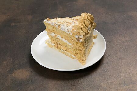 Ореховое пирожное с безе