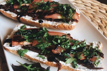 Гренки с вялеными томатами