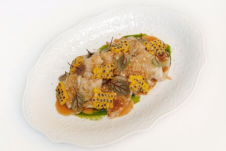 Кальмар с кукурузой, арахисом и кунжутным соусом