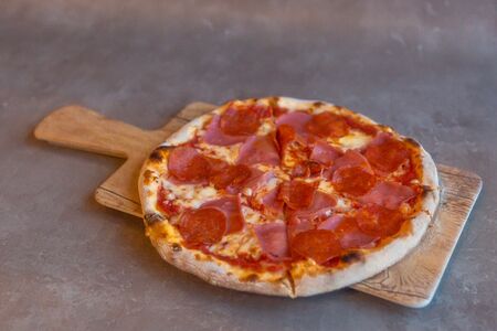 Пицца пепперони с ветчиной