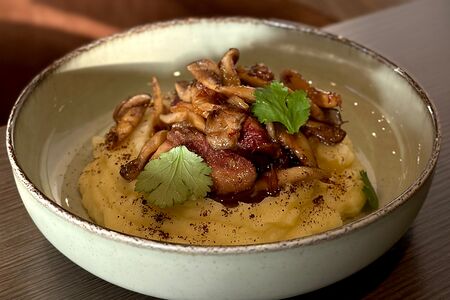 Говяжья грудинка с вешенками и картофельным пюре